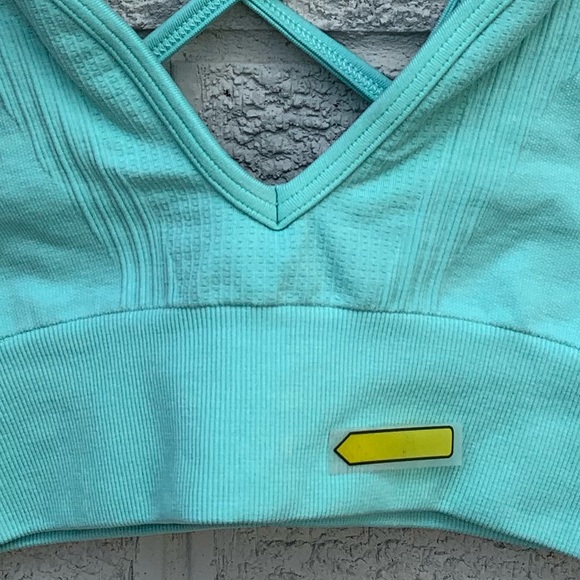 Lululemon Seamlessly Plunge Bra in Heathered Opal - Picture 8 of 8